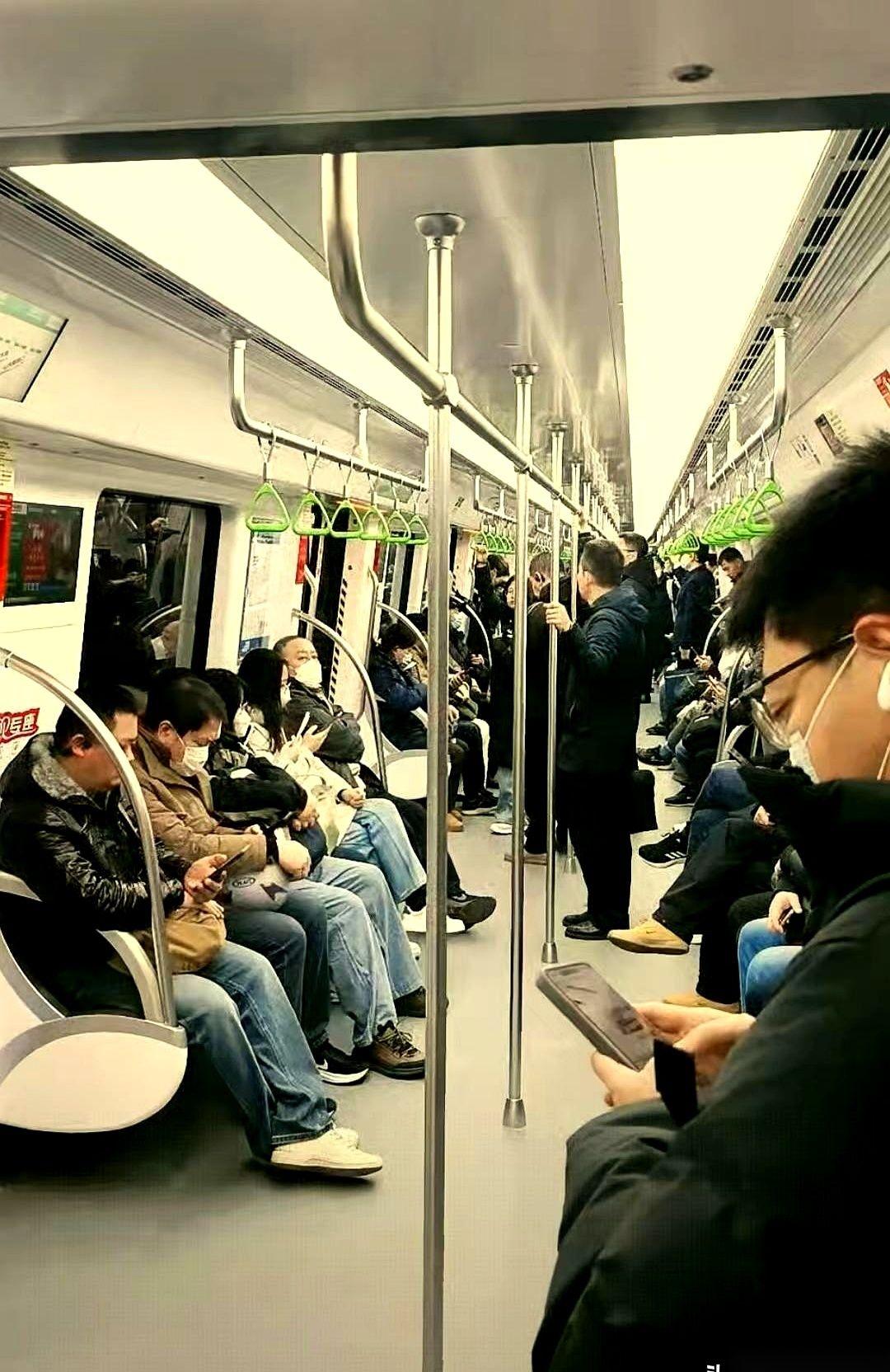 周一，济南，4号线。
传说中的“牛马专线”第一天拉活儿，我今早出门，心里已经演练