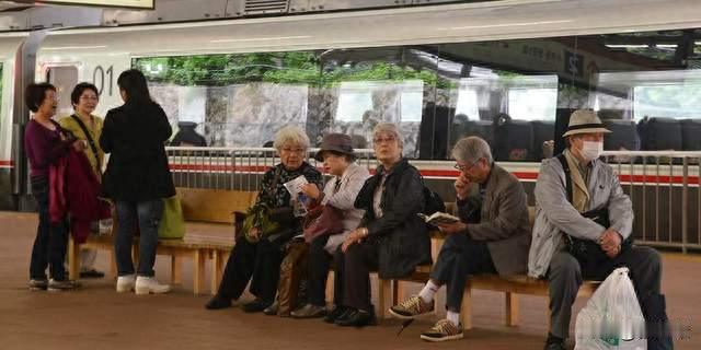 日本迈入深度老龄化时代，65岁以上人口逼近三成，年轻人压力加剧