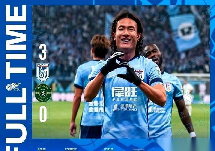 浙江队这事儿，真绝了。
人家大连英博的球员，大巴车都开到球场了，一排排的球衣都挂