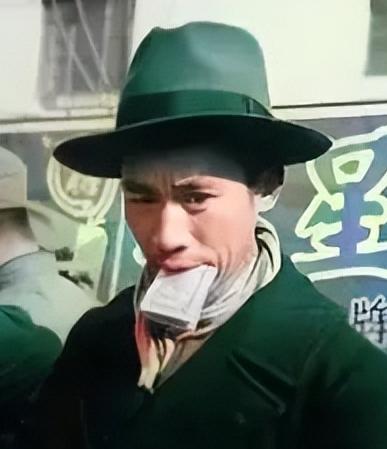 1949年的上海，赫赫有名的商人丁永福，把自家的洋房全卖了，换成了美金，旁人都说