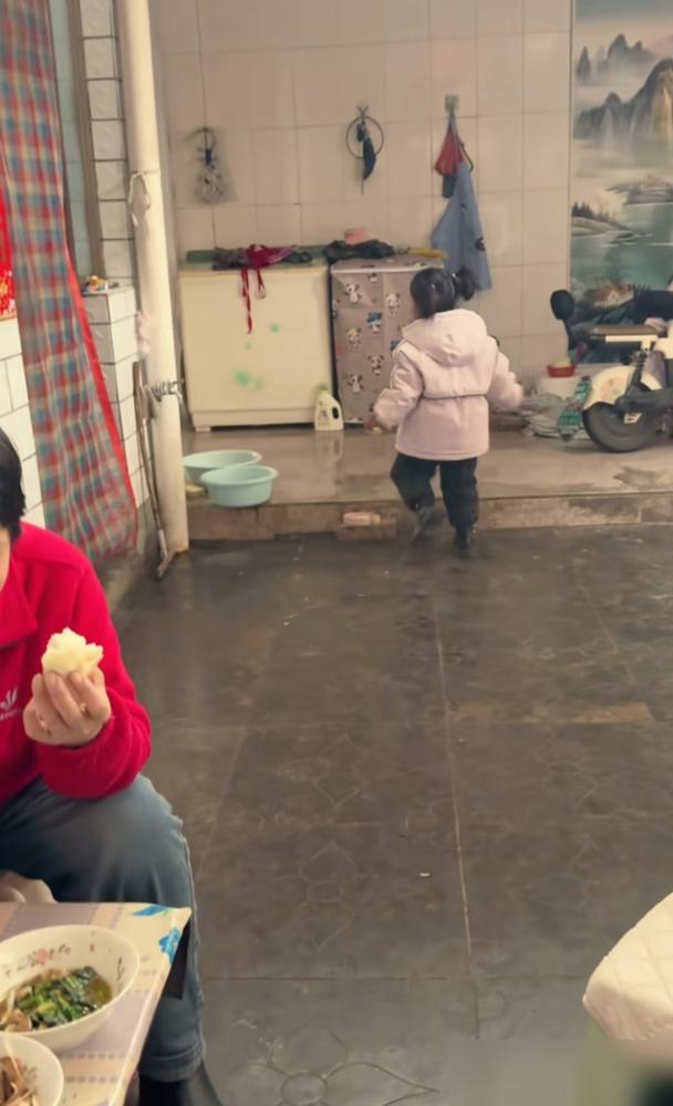 别再给安娜的懂事滤镜交智商税了，你以为这是跨国亲情的双向奔赴，其实是亲爹处心积虑