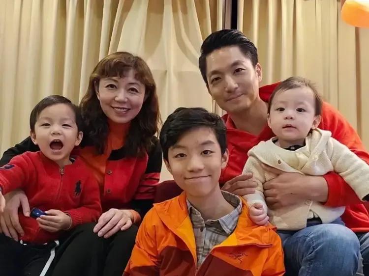 除夕夜，台北市市长蒋万安晒出了全家福。在这全球华人共度佳节的时刻，他携同妻子及三