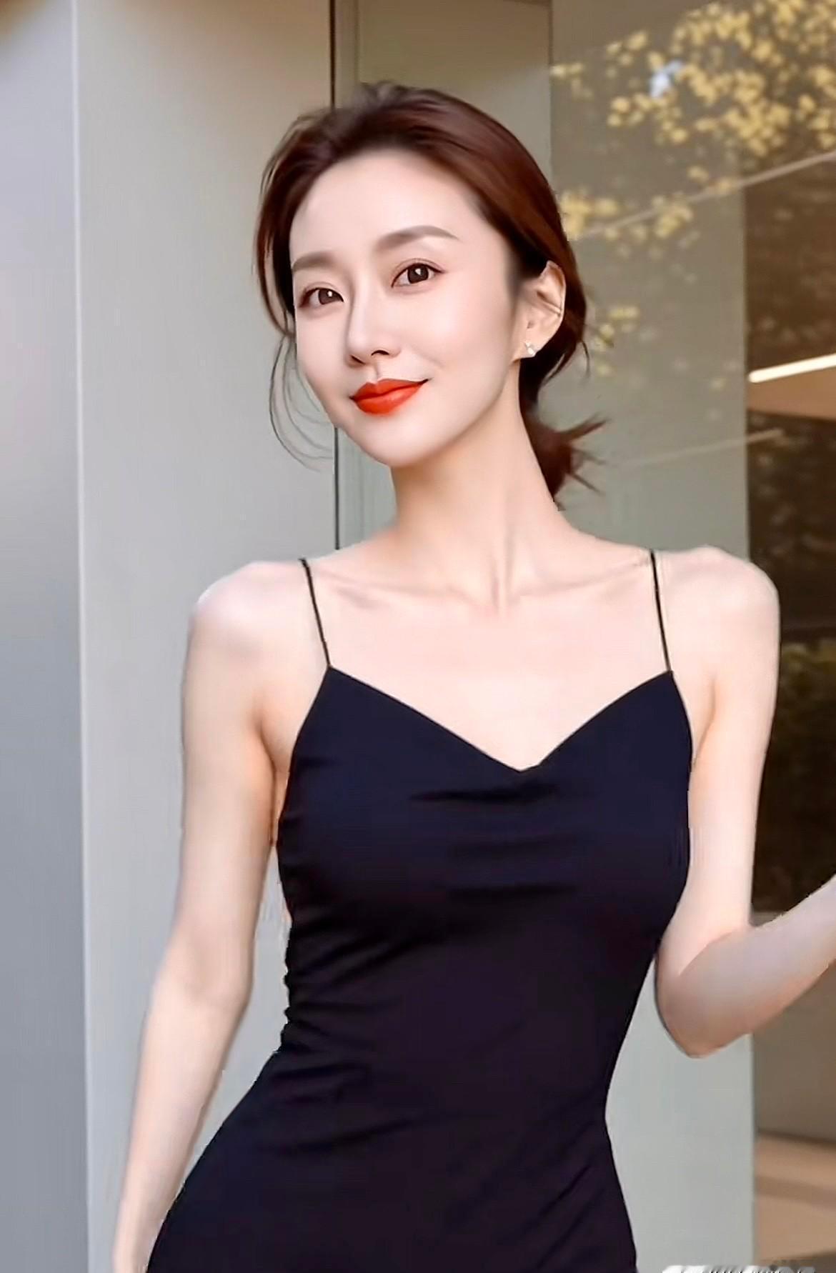 黑裙不是衣服，是夜色自己穿上了身。
外滩的灯一亮，裙摆就活了。
再生纤维里藏着月