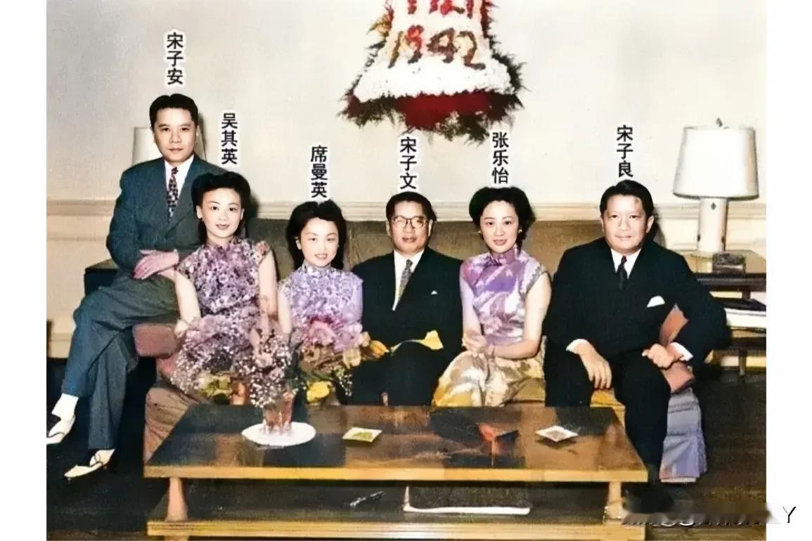 1942年，宋子文与夫人张乐怡、弟弟宋子良、宋子安、弟媳席曼英(宋子良夫人)、吴