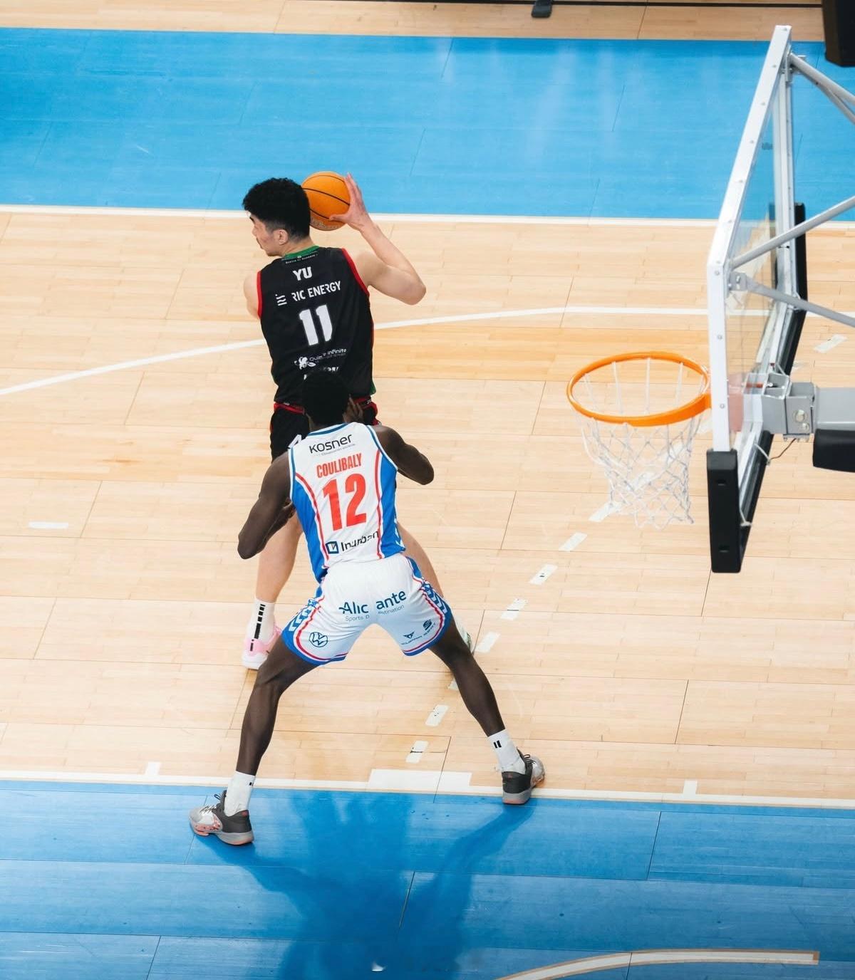 上一场比赛里，余嘉豪在罚球线上17罚16中，展现令人的禁区破坏力，希望下场球还能