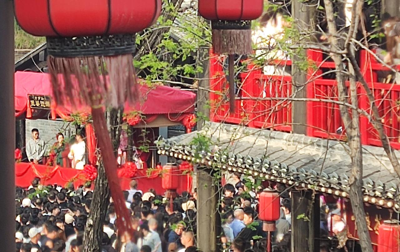 五一不要来，开封万岁山武侠城，体验感太差！关键是人太多！
首先景区内，节目多，每