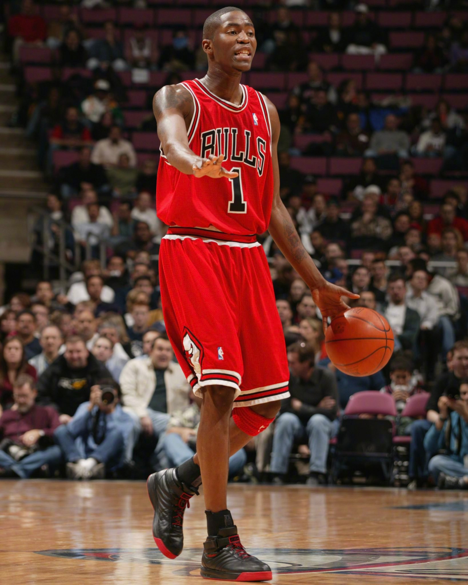 超六克劳福德迎来了自己的46岁生日，SLAM晒出了他生涯早期的两张照片。再看当年