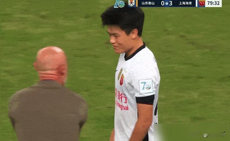 主帅激动得一把薅住球员衣领，这罕见的失态，全因为这个年轻人踢疯了。
9月1日足