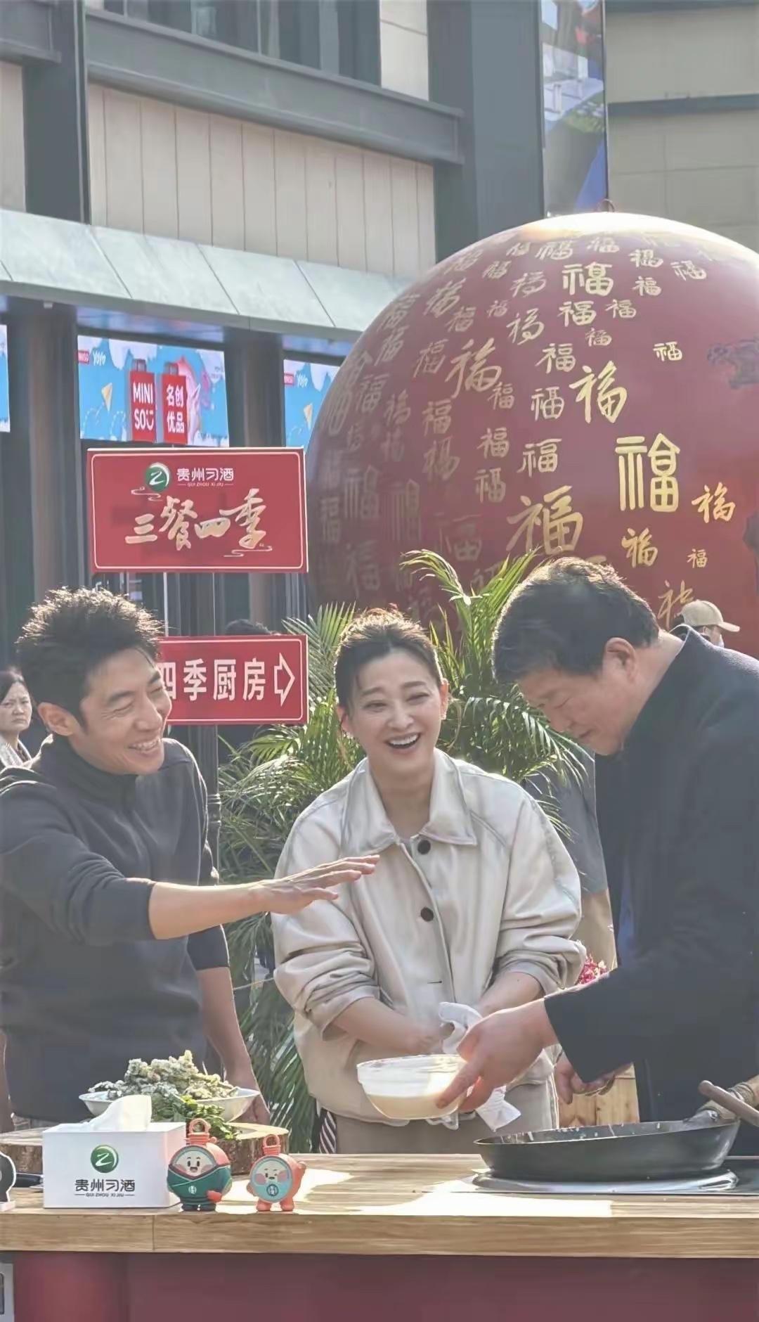 撒贝宁在聊什么呢，笑得很开心