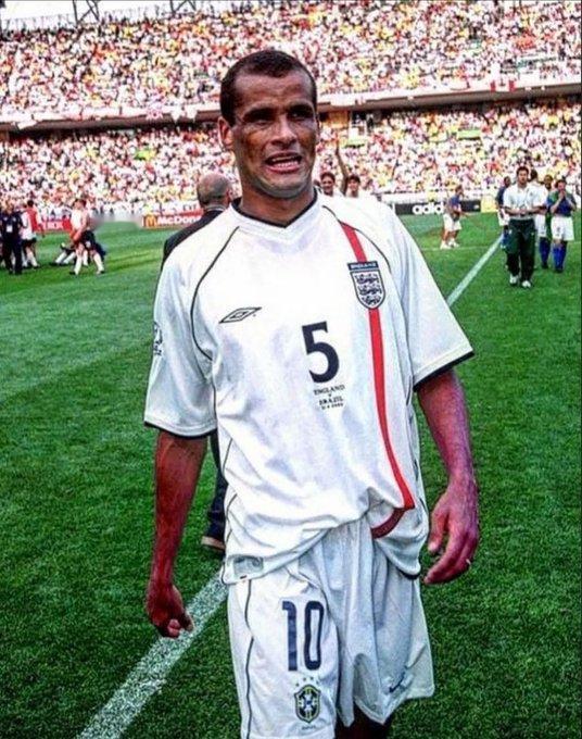 2002年世界杯，里瓦尔多身穿英格兰球衣。 