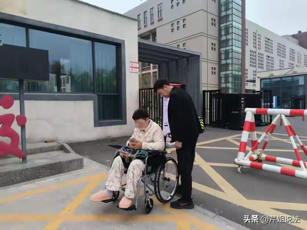 河南郑州，一女保洁员下班打卡后，不小心摔倒，导致腿部骨折，她所在的物管公司不仅不