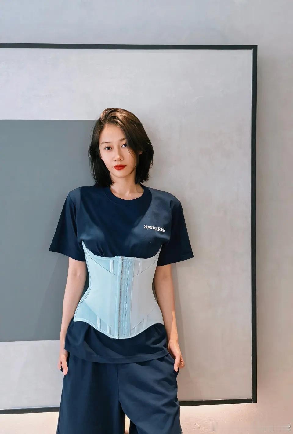 杨超越 代言口碑这个束腰找了蛮多明星推广的……如果是宣扬畸形审美束腰还是算了。。