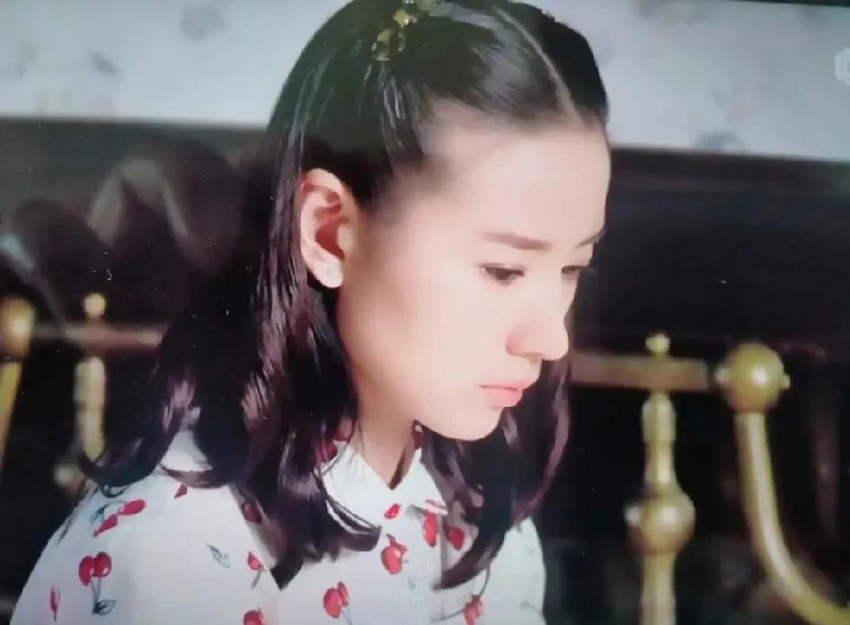 被董洁的这个剧照迷住了
这是花开如梦里的一个剧照
好嫩好白好美，猜猜看那时的董洁