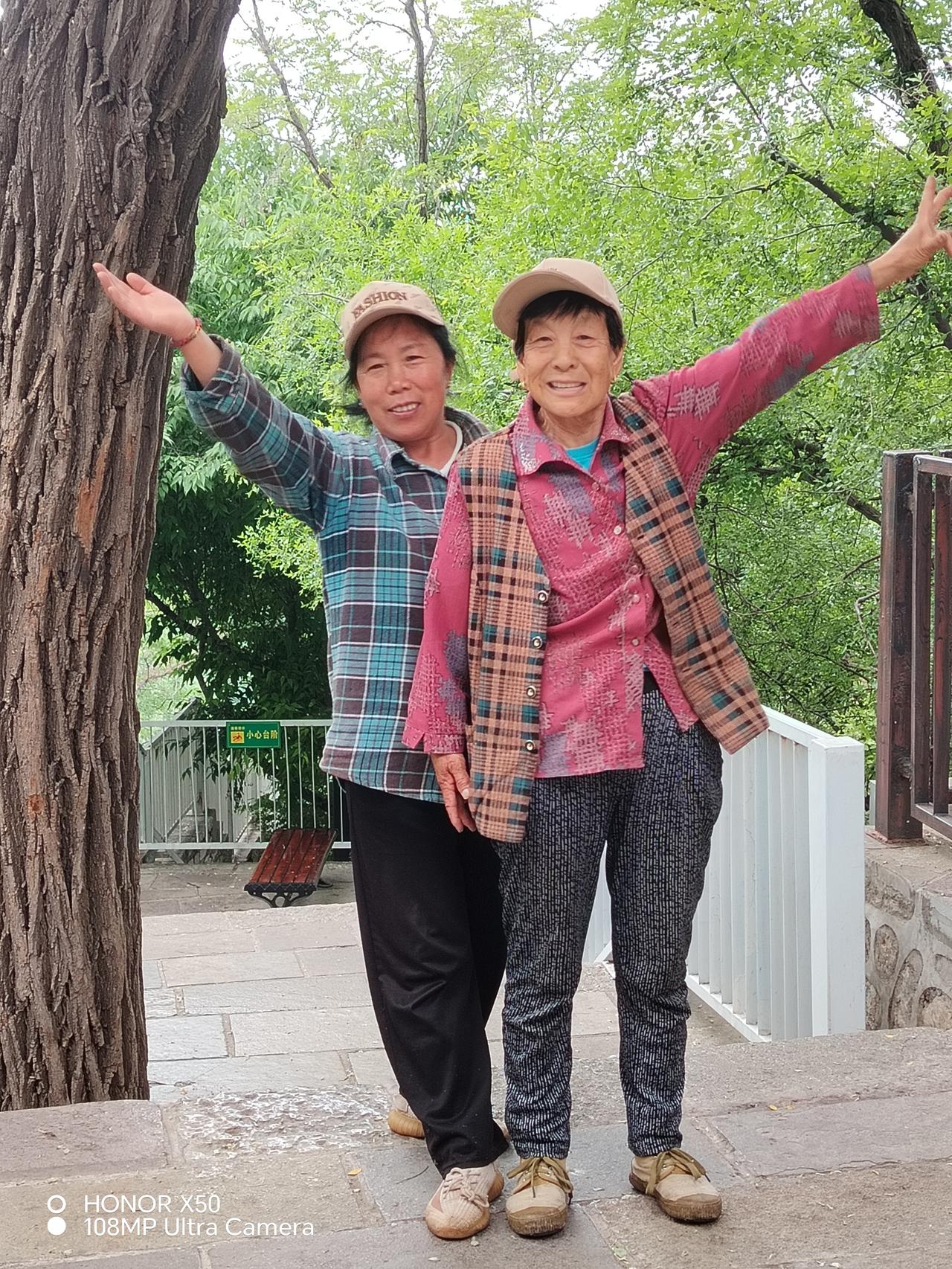 你手机里哪张夏日照片最美去凤凰山公园游玩了，那里风景优美，有长椅，可以坐在上面休