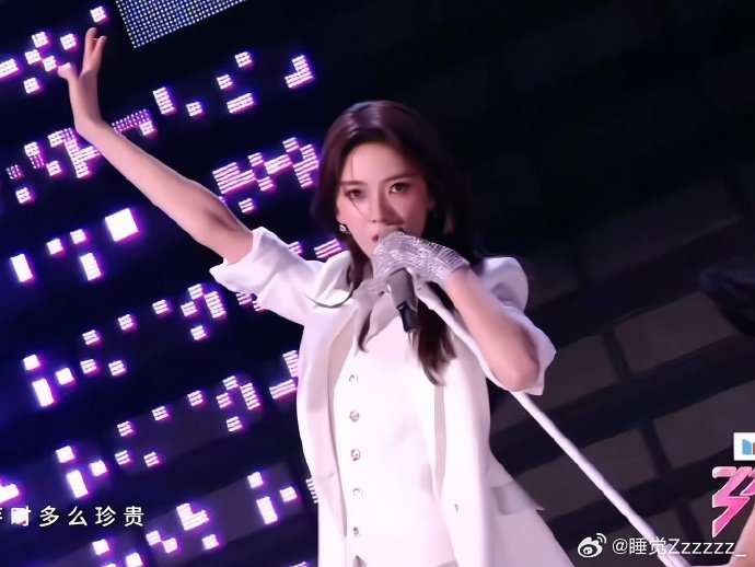 陈瑶复刻美羊羊表情包 陈瑶也太有灵气了！舞台上气场全开超A，私下模仿美羊羊软乎乎