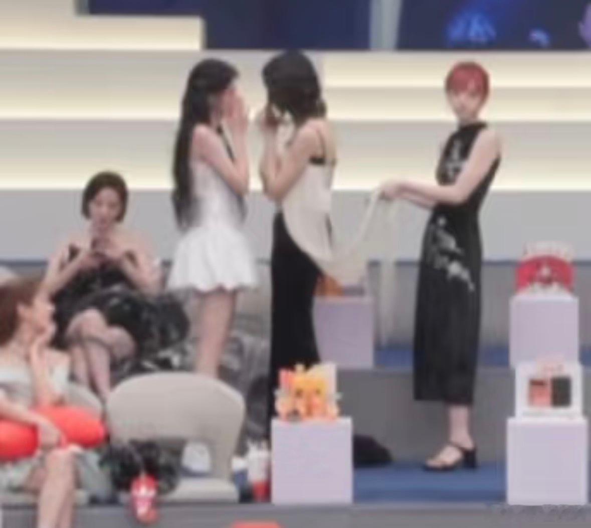 灿灿提着姐姐的挂面哈哈哈哈哈grace 帮她她也抢回来了，全自动提裙机灿灿每次在