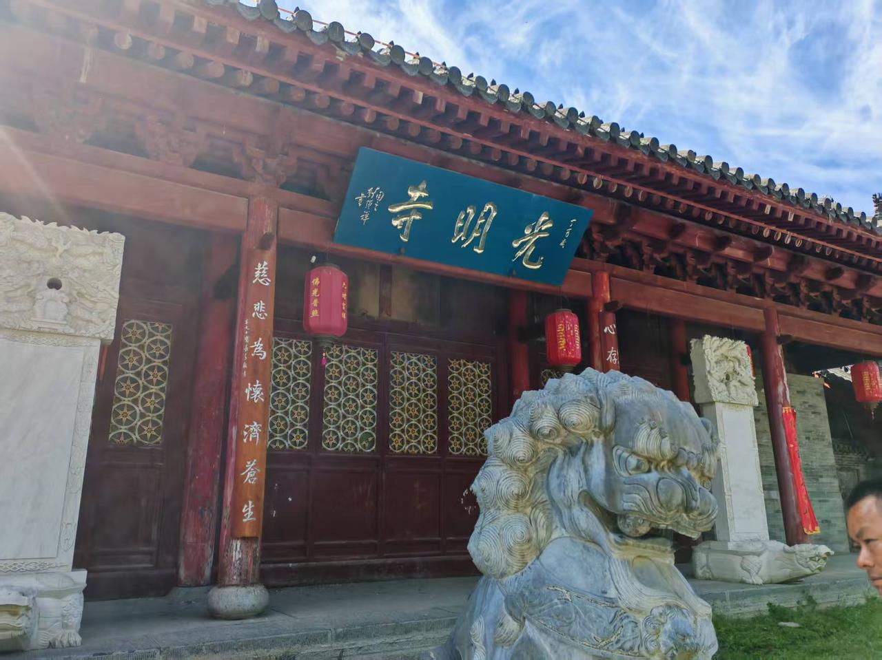 现在这年头，你睁开眼睛还活着，闭上眼睛能睡着就已经很好了。
别去攀比，也别争，现