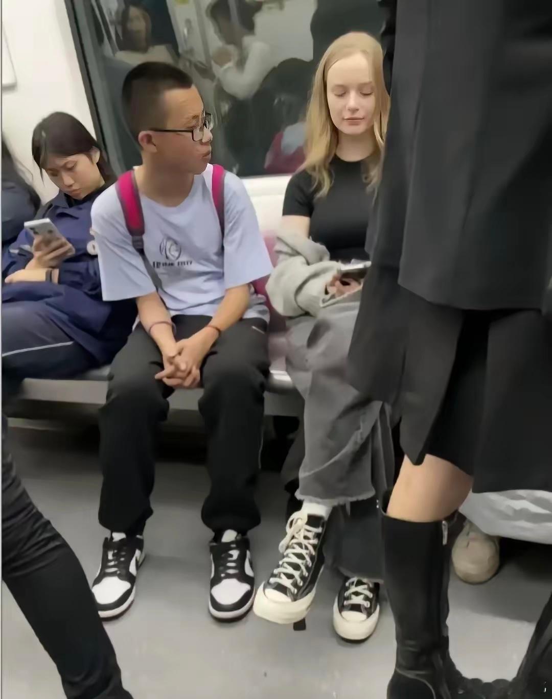 这是小小年纪就懂练口语了？[doge] 