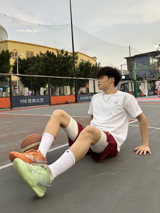 1️⃣80篮球弟弟｜美式白红搭配
