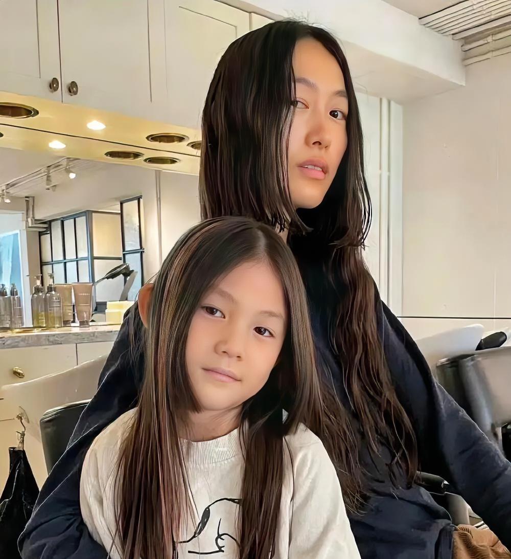 9岁Alaia这腿，真不是一般小孩的比例！
 
以前还被说颜值普通，现在直接长开