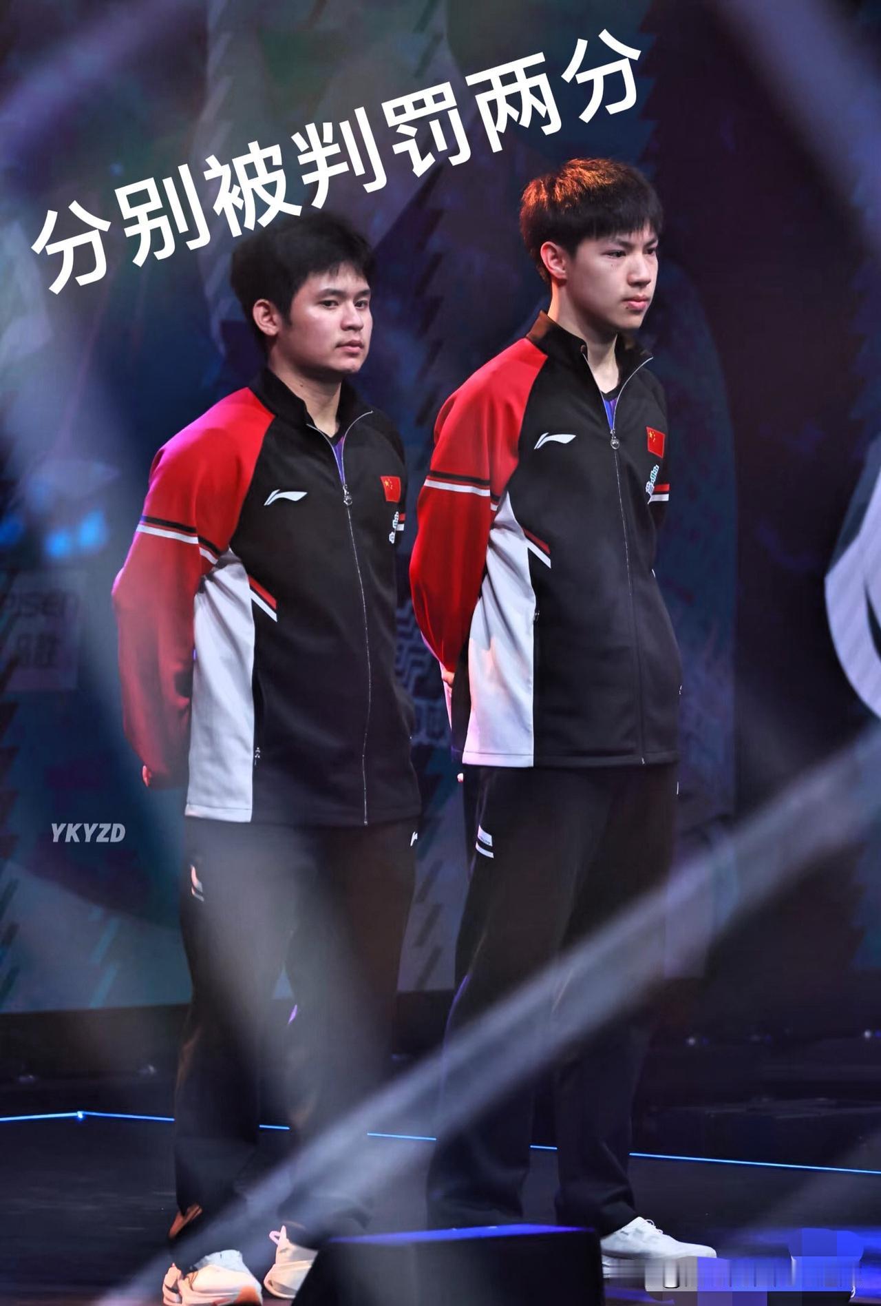 两人分别被判遮挡罚2分，

确实有些沮丧，

因为没有鹰眼，

也只能忍着，
