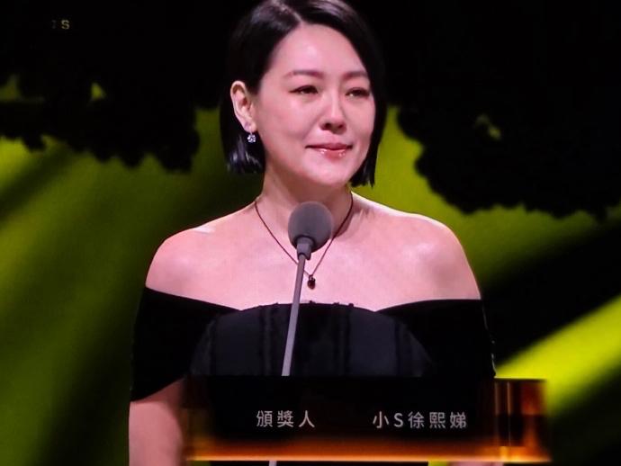 看到小S和姐夫具俊晔互动的新闻，心里有些不是滋味。據說，她和分居的丈夫許雅鈞幾乎