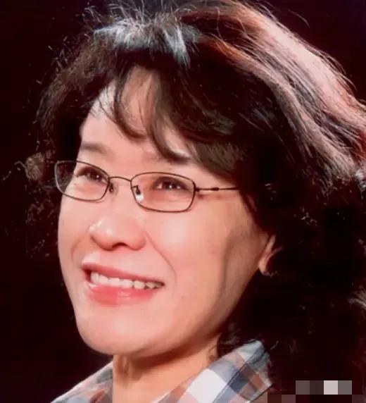 张海迪是个谜！她1955年出生，虽然患有多种疾病，但如今不仅面色红润，还活得十分