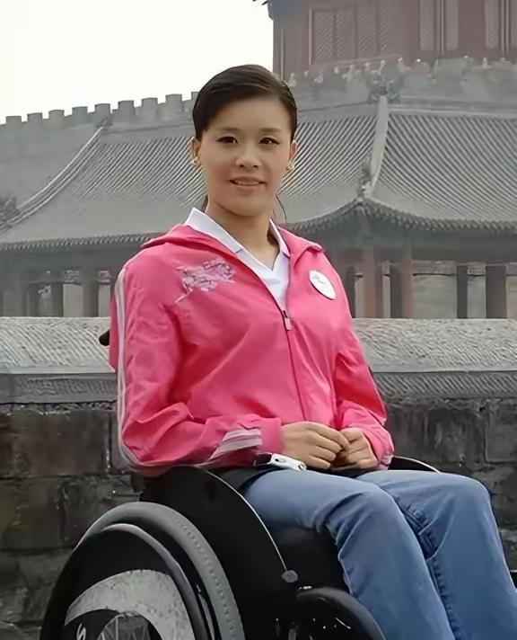 1998 年桑兰瘫痪获 1000 万美金赔偿，照顾她 9 年的男友黄健这时宣布娶