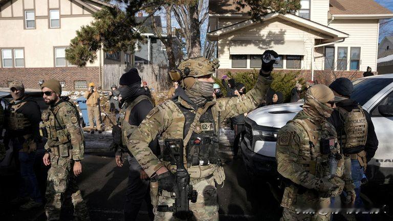 在全国范围内因ICE杀害三个孩子的母亲蕾妮·古德而引发抗议的同时，数百名警员前往