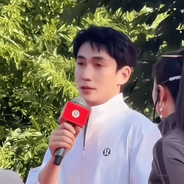 对视朱一龙朱一龙做瑜伽