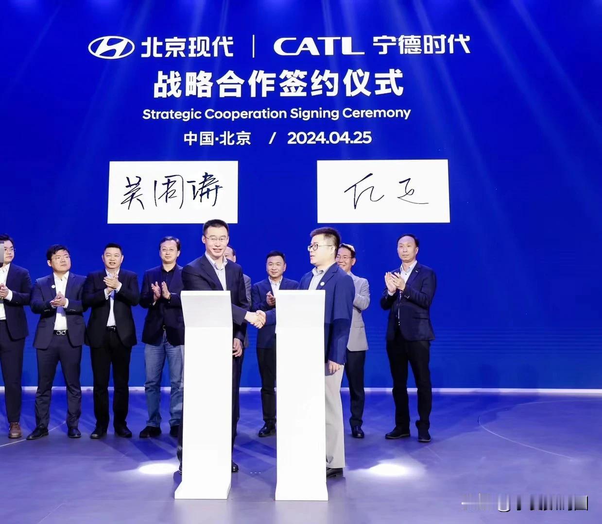 北京车展盛况空前，众多知名车企争相亮相，燃油车和纯电车交相辉映，展现了汽车行业的