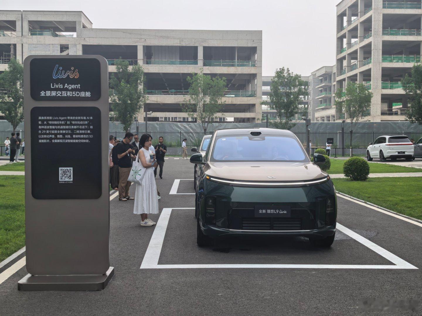 到理想总部了，现场有各种体验区，一会看看理想如何定义具身智能汽车。 
