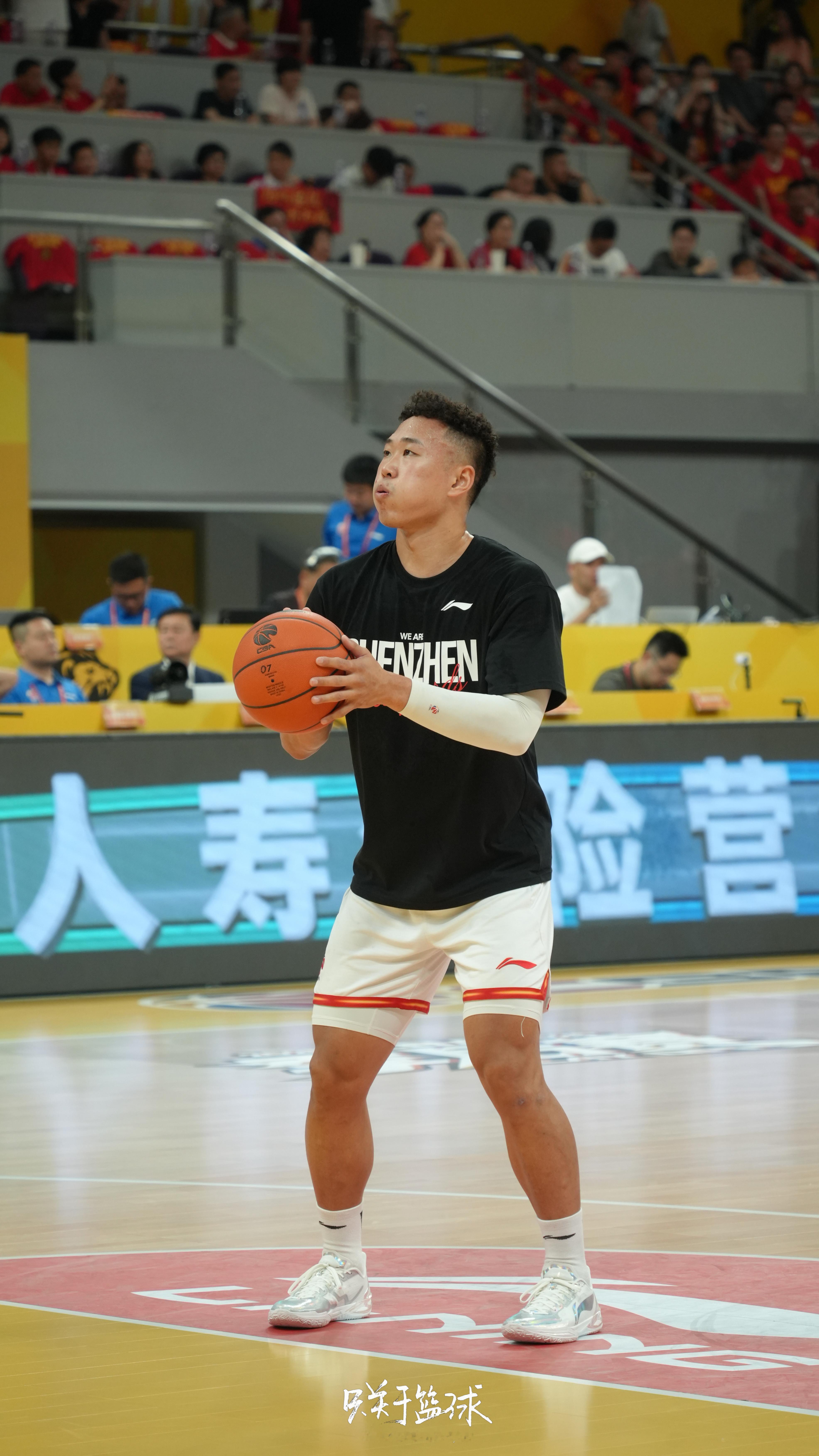 广厦的防守贺希宁“格外照顾”，全场只让他拿到6分，11投仅3中，下半场0分。 