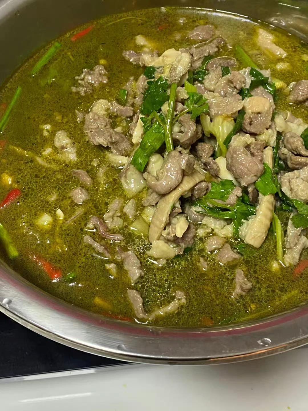 成都张女士一家四口，原本只想图个新鲜，把从贵州带回的“牛瘪”搬上自家餐桌，结果一