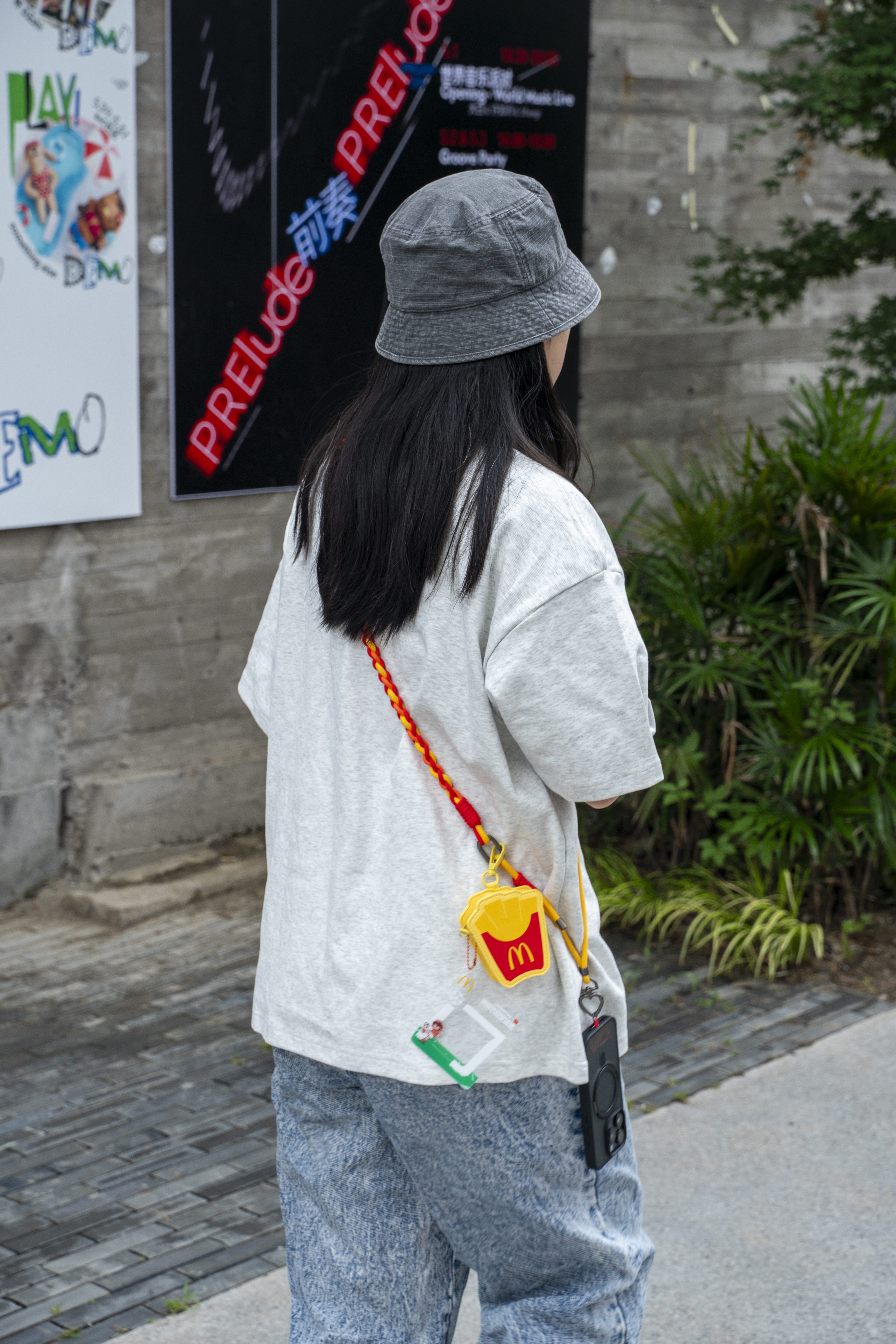 南京球迷观赛有多反差做事细致周全，看球提前备好汉堡、可乐全套吃食，属于有备无患型