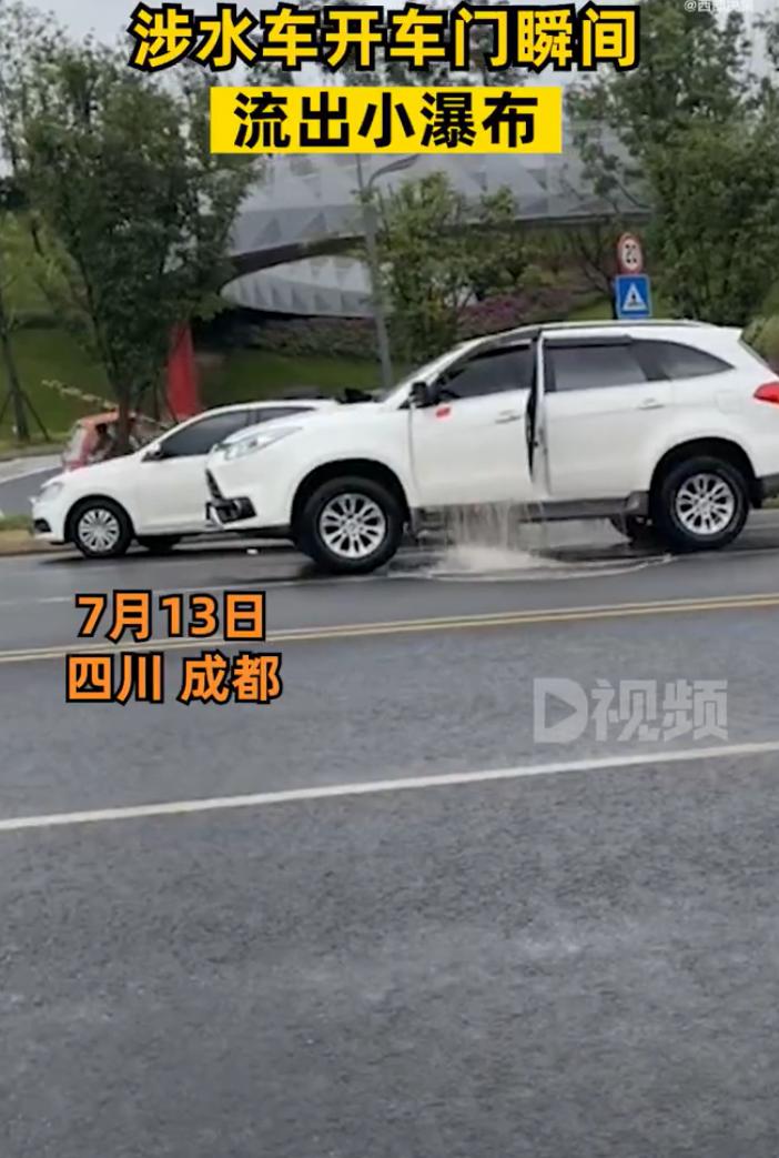 【 ，路人：当地降雨较大】7月13日，四川成都，降雨后，一女子驾车涉水通过积水桥