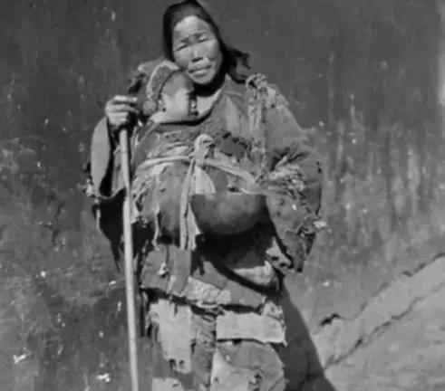 1949年，新中国刚刚成立之际，湖南省平江县的一位乞丐妇人带着一个小孩，径直走进