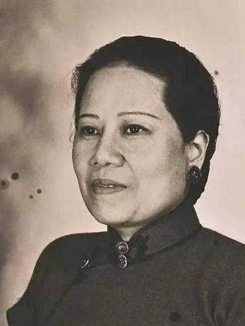 1906年1月，宋霭龄出席白宫宴会，宴会上，总统问她，觉得美国怎么样，大家都以为