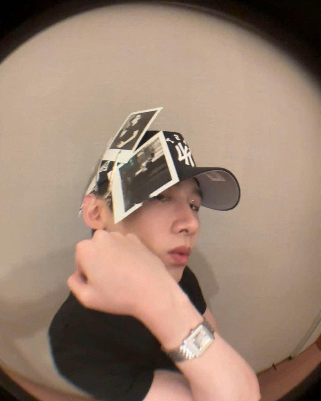 白敬亭对着镜头大秀手表，怎么看脸有一种魔术师刘谦的即视感 