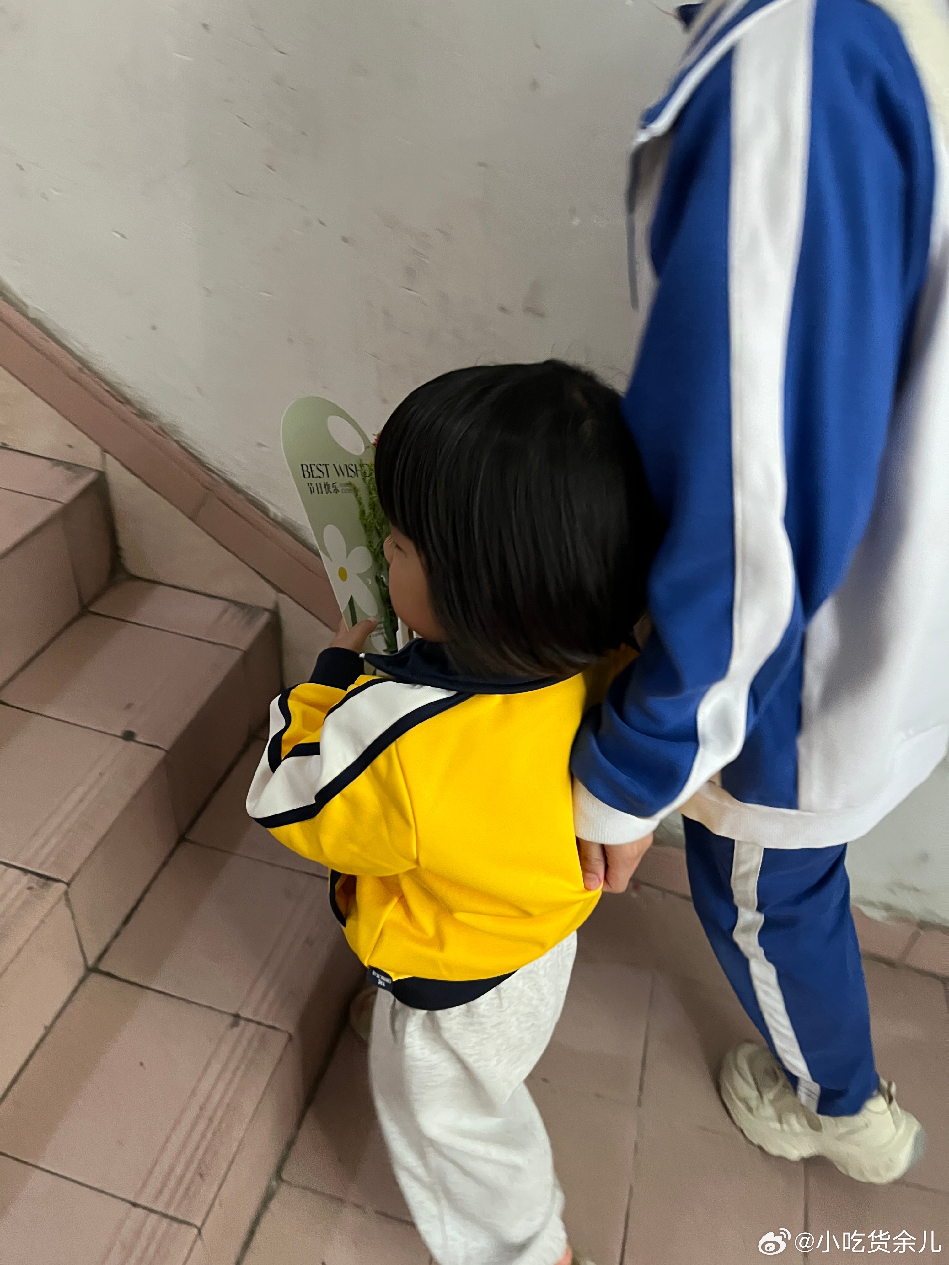 到点去接姐姐，她今天跳舞，老师还给每个同学一朵花，她说送给我，我说送给你妈妈才对