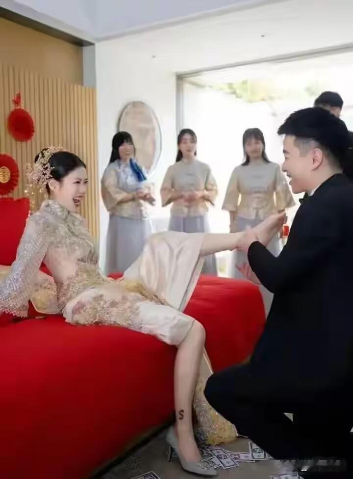 地上撒的是钱吗？