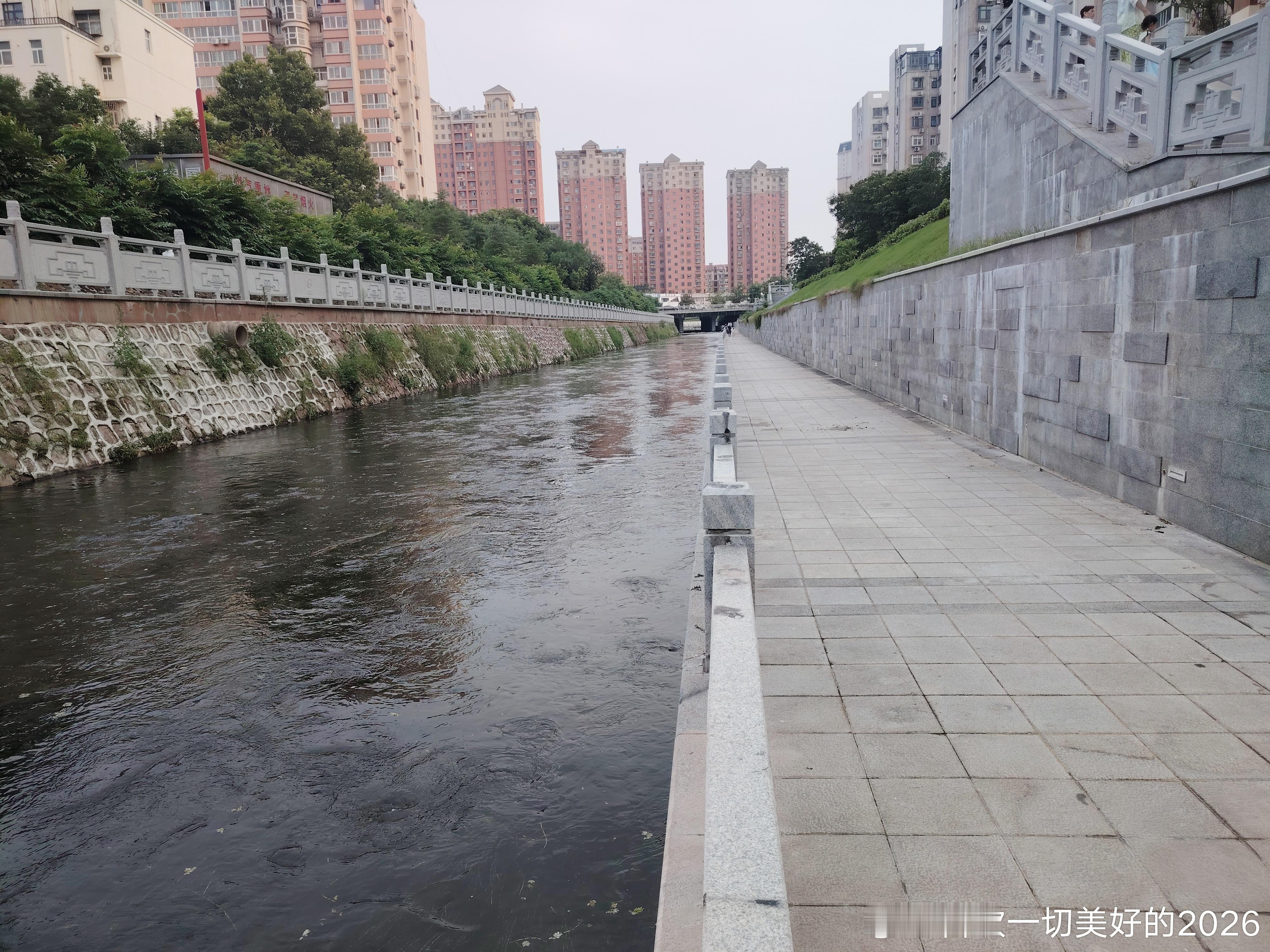 跑河六公里 