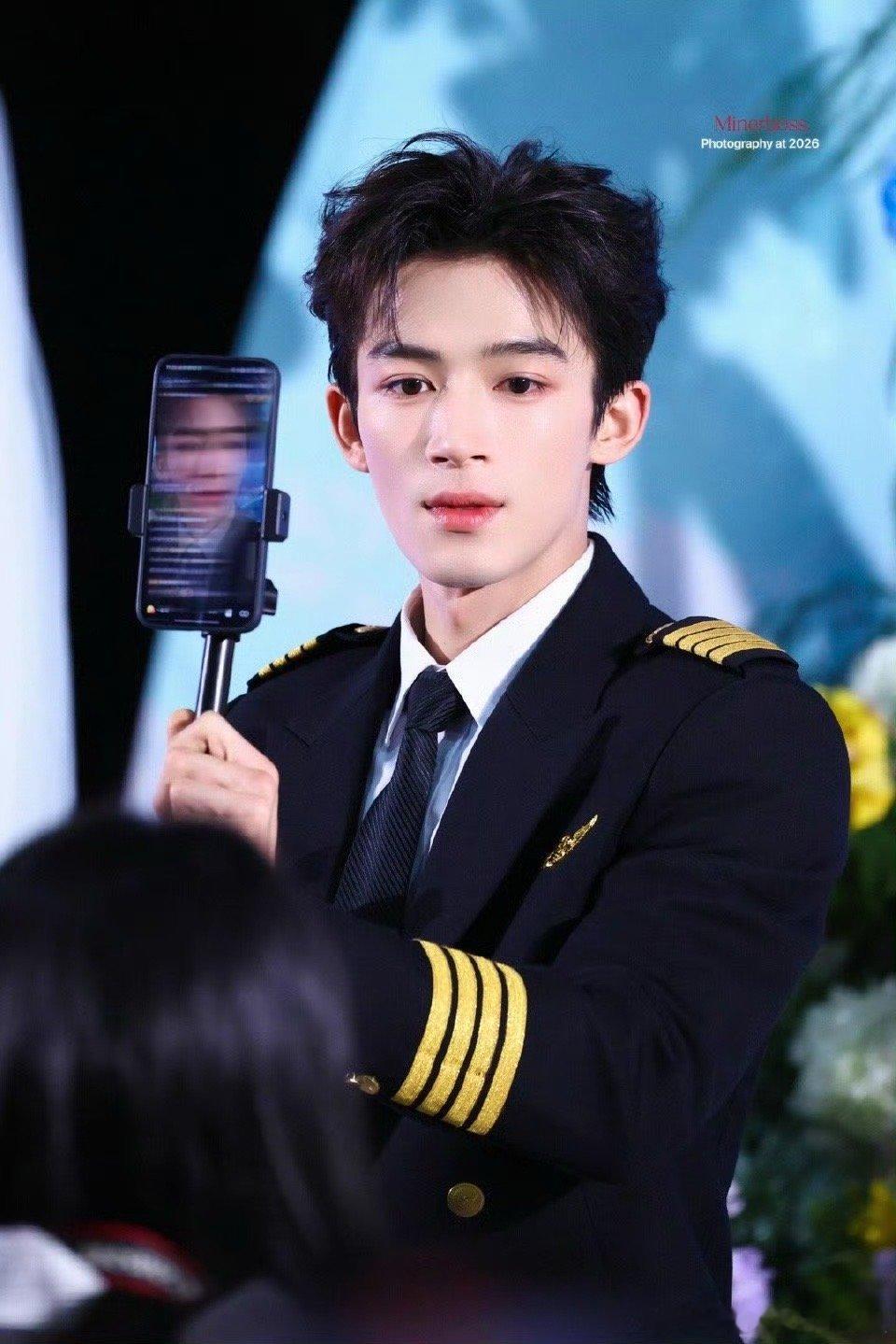 王星越宠粉界来了个天才王星越用最实在的方式宠粉。手写回信、专属礼包、认真回应每一