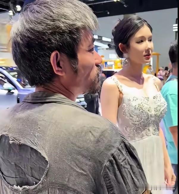 大哥进店买车，被人误认为是蹭空调的。网友：大哥这身衣服够买我两辆车了。
