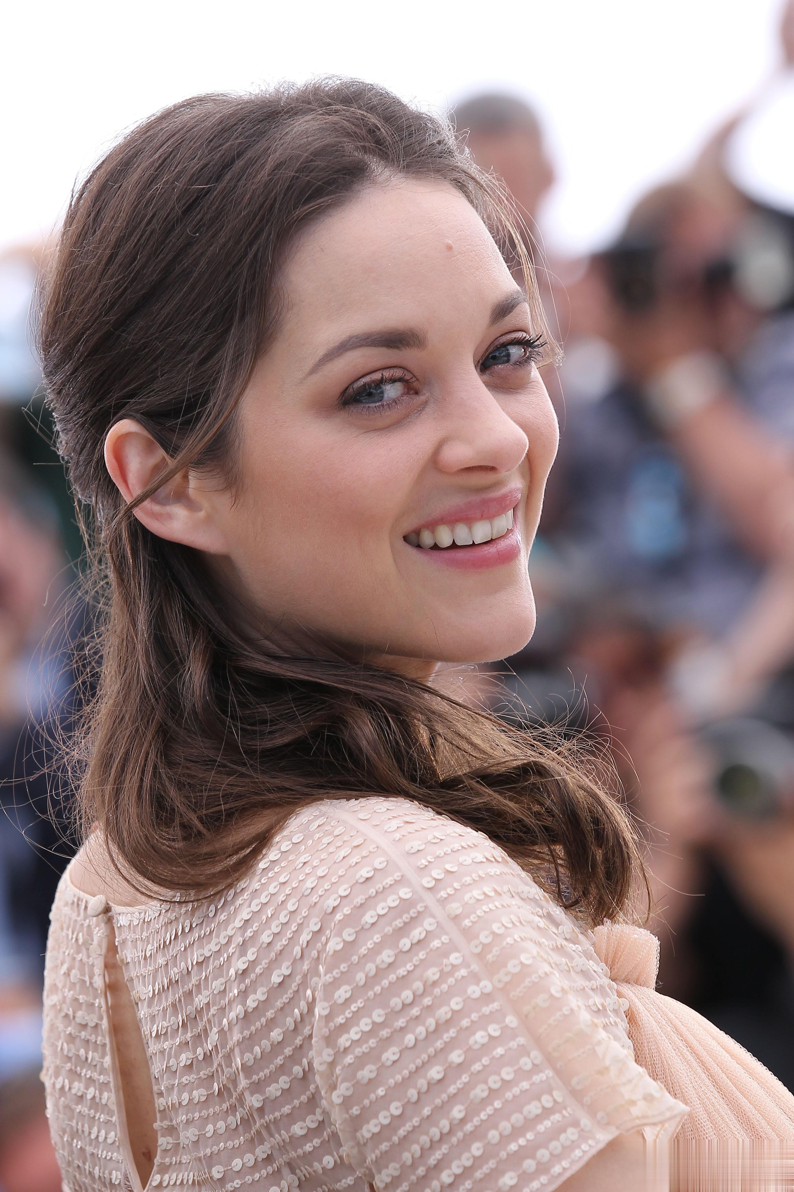 #欧美明星每日街拍[超话]# 玛丽昂·歌迪亚Marion Cotillard。 