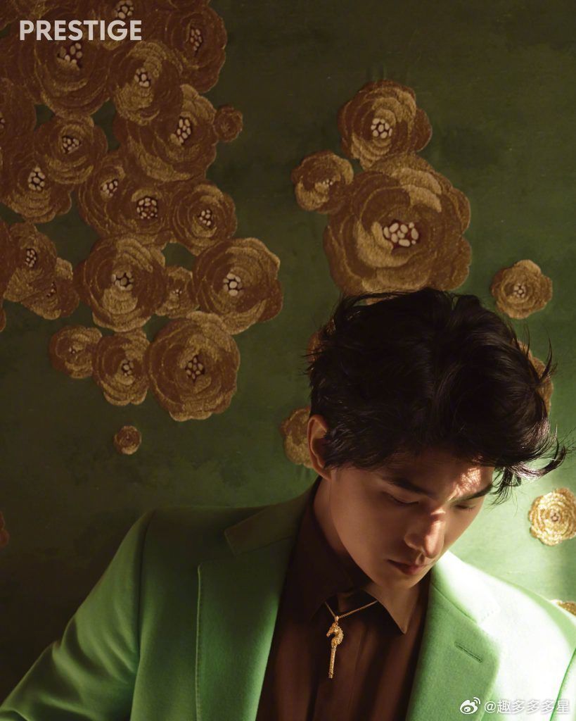 杨洋 薄荷奶绿既视感杨洋这组薄荷奶绿系穿搭太养眼了，浅绿西装搭咖衬衣超和谐，优雅