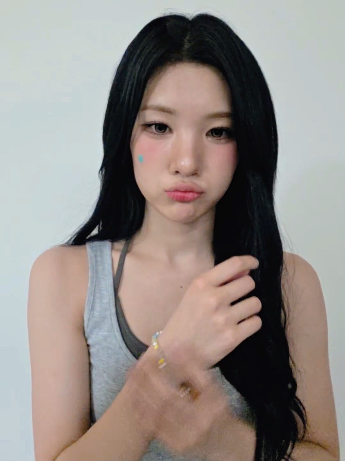 回归还不到两周就开了两次单人直播的孝女如何呢？穿着个这么帅的无袖脸也是又帅又美的