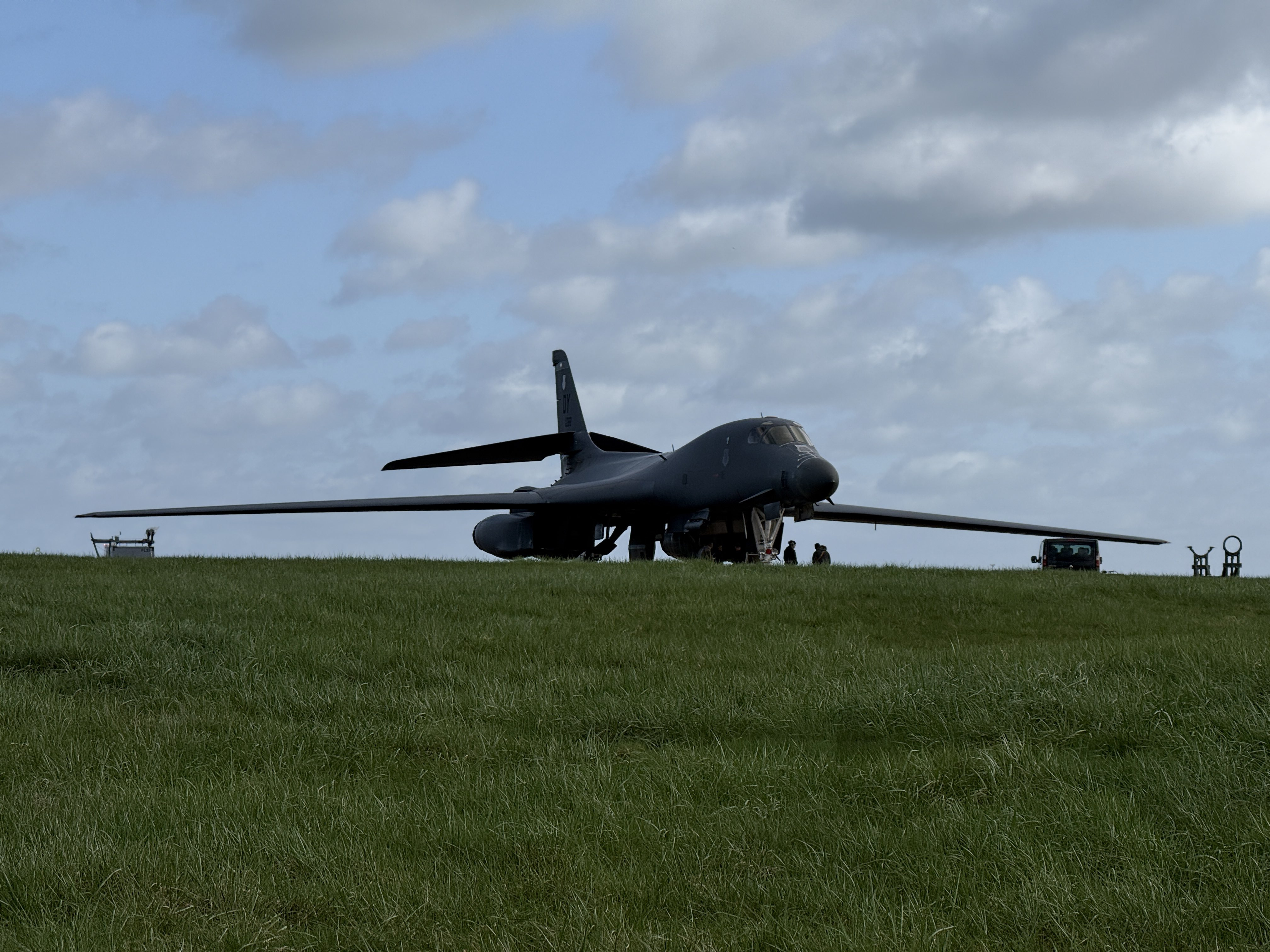 🔻看来USAF该怂的时候也挺怂的，英国费尔福德基地目前部署了12架B-1B轰炸