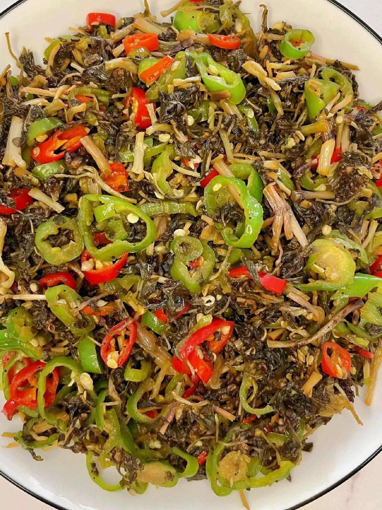 清热解暑，酸酸辣辣，太适合夏天了!
       马齿苋最简单的做法当然是炒辣椒