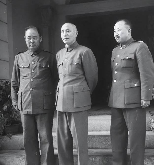 1949年1月初，卫立煌被软禁在南京，黄埔军校校长关麟征前来看望，门口的宪兵不让
